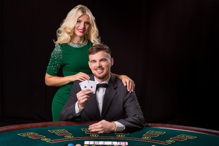 Antarmuka aplikasi mobile togelplus menampilkan menu utama dengan pilihan permainan live casino, sportsbook, dan slot games
