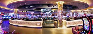 Dealer Live Baccarat di studio togelplus dengan multi-kamera